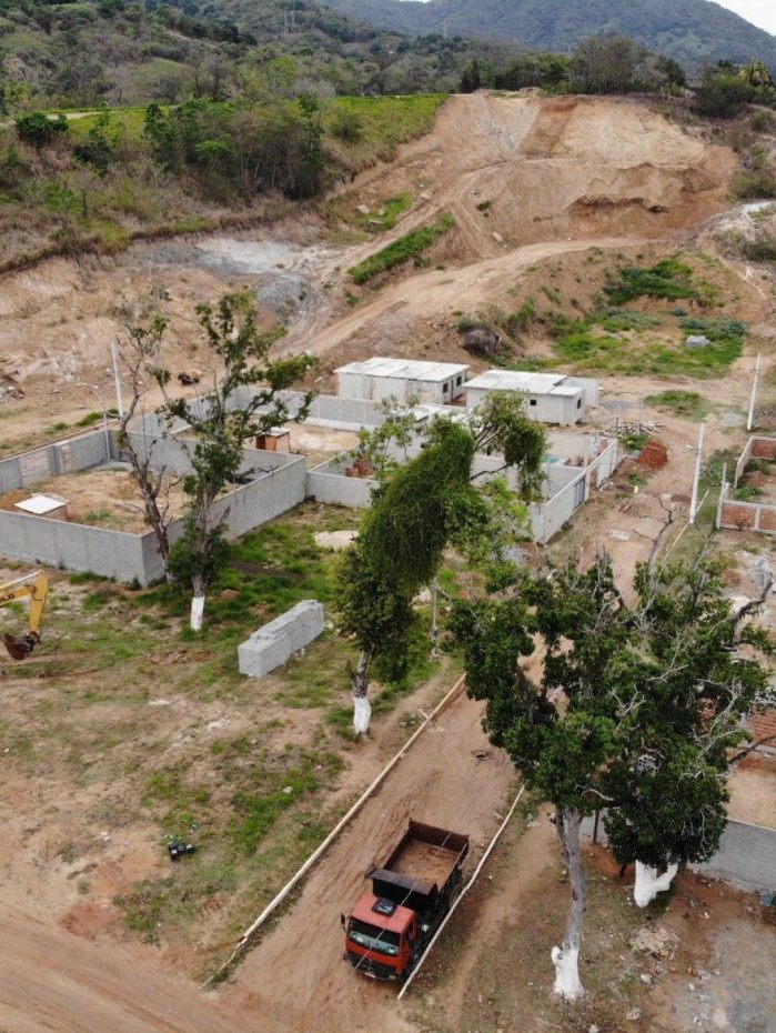 Prefeitura do Rio demole condomínio construído ilegalmente em Campo Grande; 20 pessoas são detidas