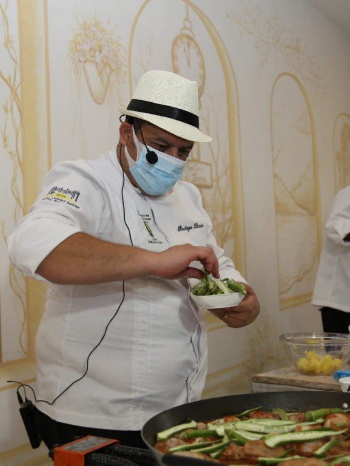 Chef Rodrigo Barros preparou um prato de galinha com quiabo na aula de abertura do Enchefs 2021.