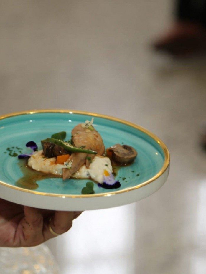 Chef Rodrigo Barros preparou um prato de galinha com quiabo na aula de abertura do Enchefs 2021.