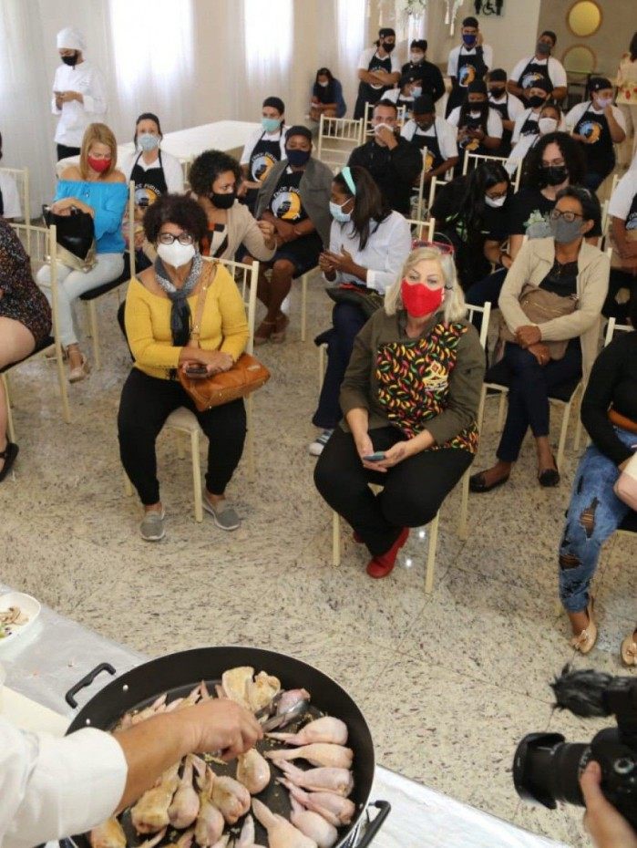 Chef Rodrigo Barros preparou um prato de galinha com quiabo na aula de abertura do Enchefs 2021.