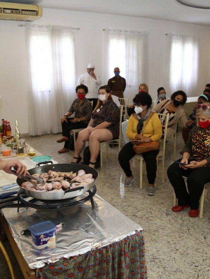 Chef Rodrigo Barros preparou um prato de galinha com quiabo na aula de abertura do Enchefs 2021.