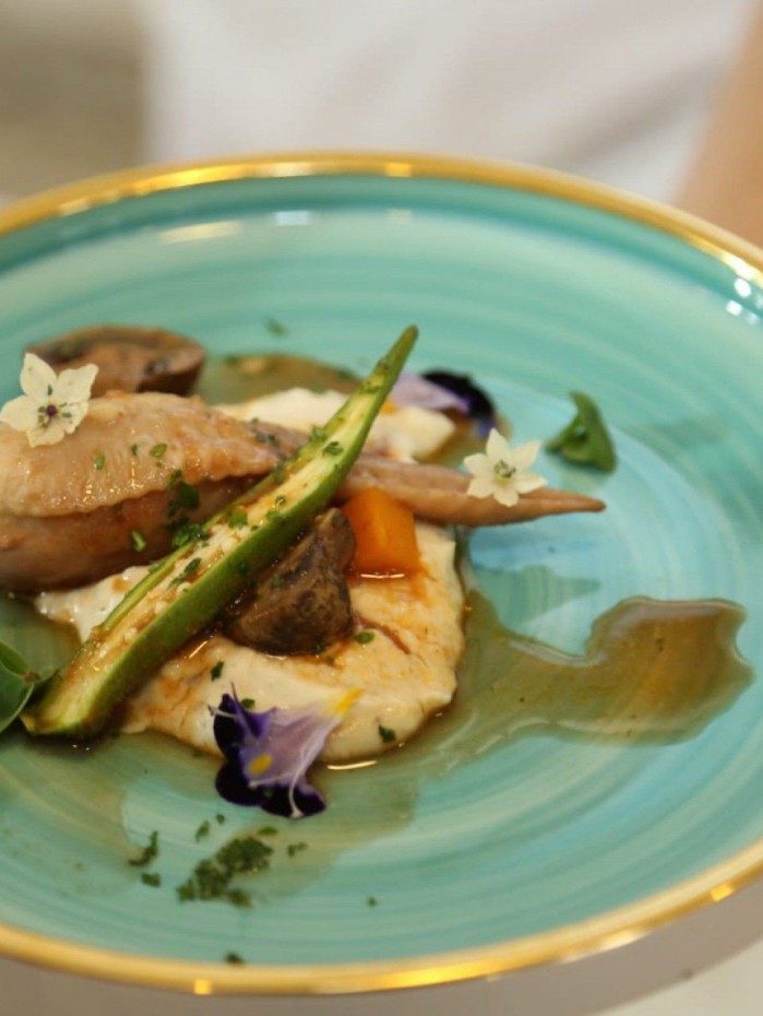 Chef Rodrigo Barros preparou um prato de galinha com quiabo na aula de abertura do Enchefs 2021.