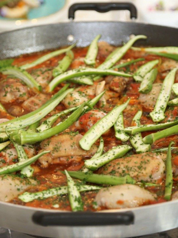 Chef Rodrigo Barros preparou um prato de galinha com quiabo na aula de abertura do Enchefs 2021.
