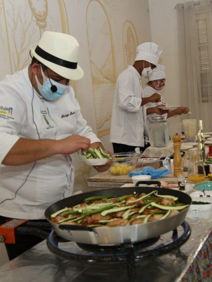 Chef Rodrigo Barros preparou um prato de galinha com quiabo na aula de abertura do Enchefs 2021.