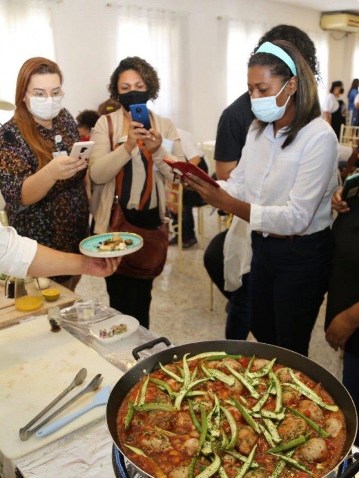 Chef Rodrigo Barros preparou um prato de galinha com quiabo na aula de abertura do Enchefs 2021.