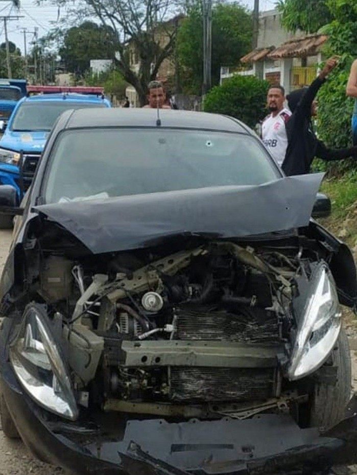 Assaltantes s&atilde;o presos ap&oacute;s persegui&ccedil;&atilde;o em Itabora&iacute;, um deles tentou se camuflar como botij&atilde;o de g&aacute;s