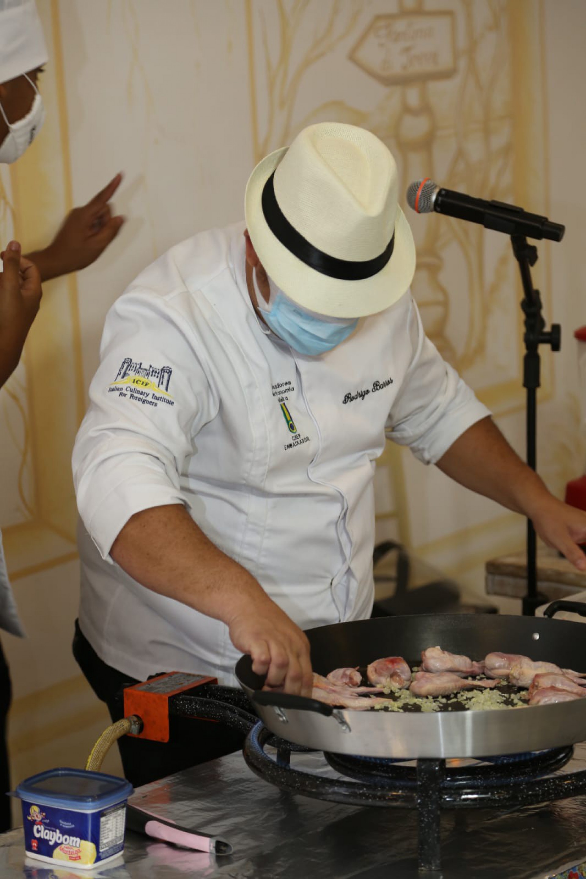 Chef Rodrigo Barros preparou um prato de galinha com quiabo na aula de abertura do Enchefs 2021.