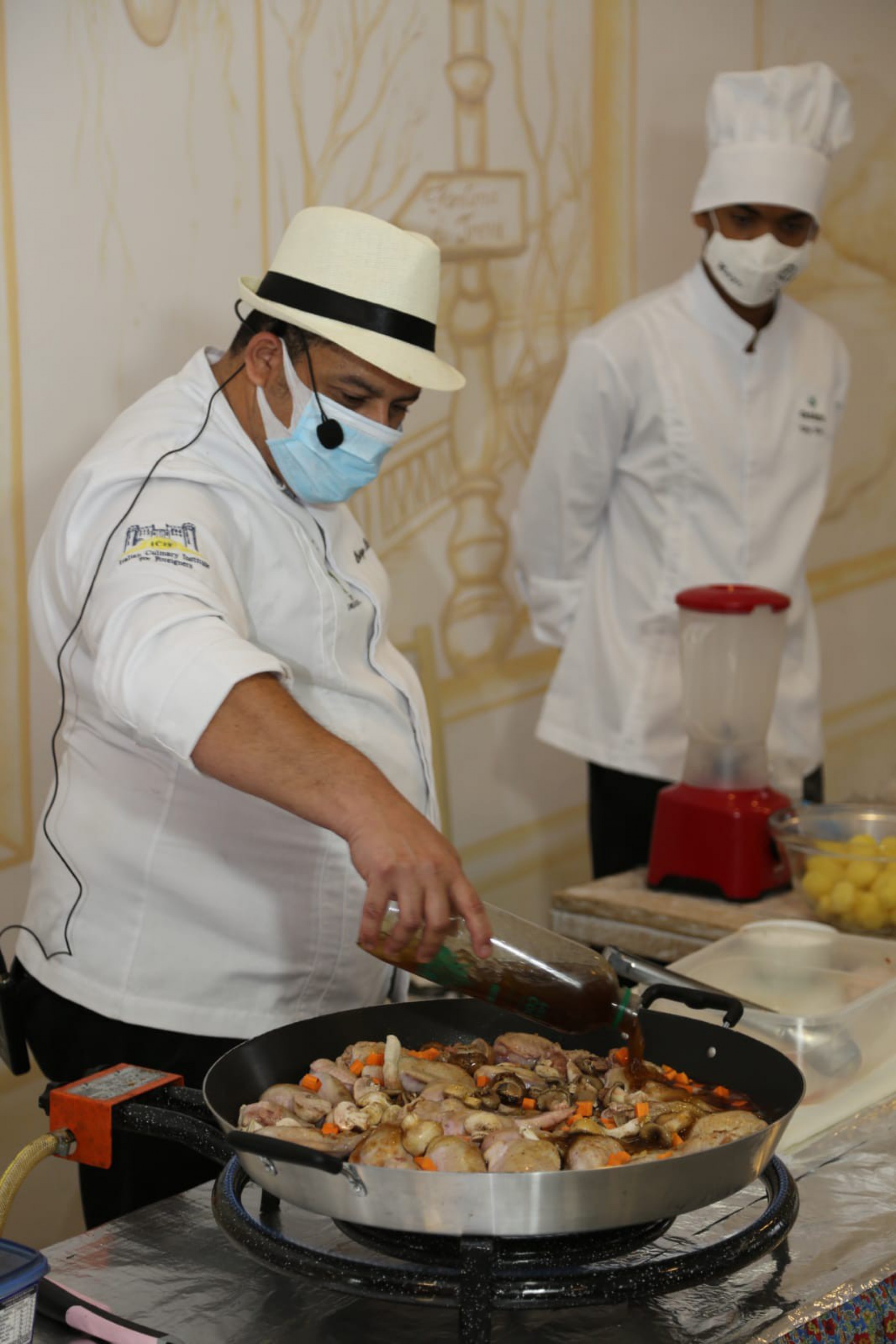 Chef Rodrigo Barros preparou um prato de galinha com quiabo na aula de abertura do Enchefs 2021.