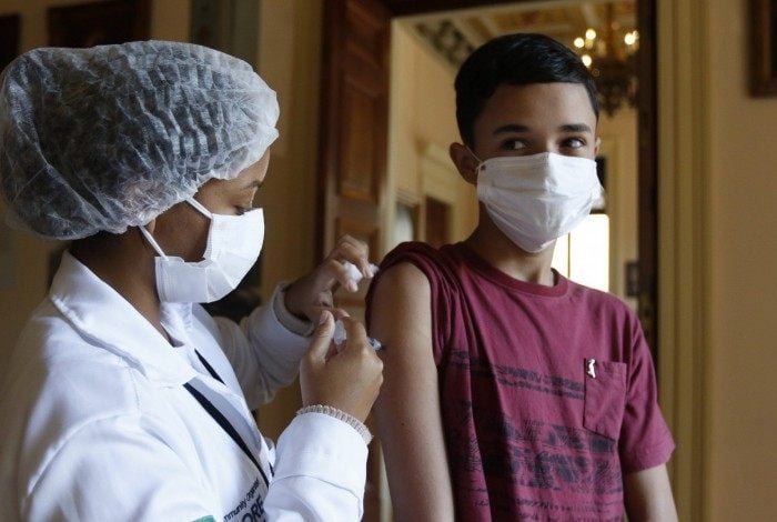 Saude - Prefeitura do Rio de Janeiro vacina adolescentes de 12 e 13  anos. Na foto, Tales de 13 anos, no ponto de vacinaçao no Palacio do Catete, no Catete, zona sul do Rio.