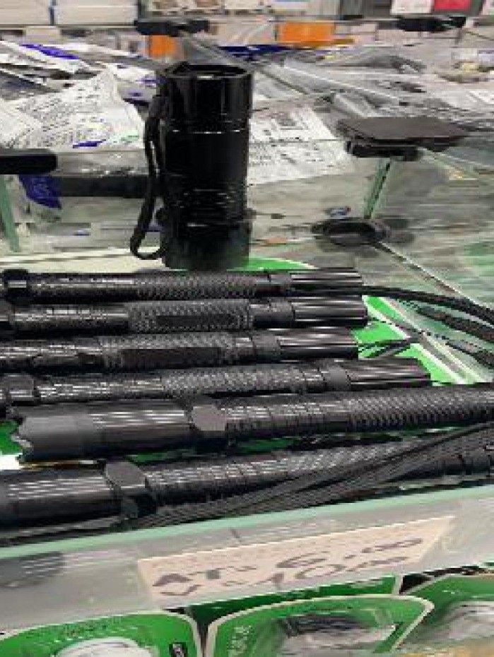 Polícia Civil apreende carga milionária de produtos falsificados no Centro do Rio
