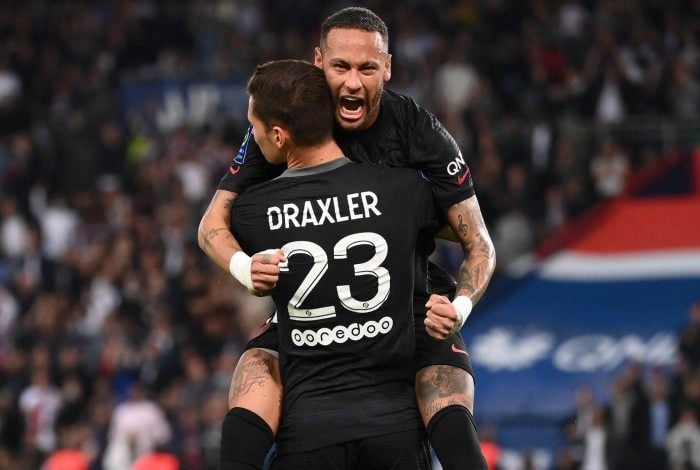Neymar é abraçado pelo alemão Draxler após a assistência para o segundo gol da vitória do PSG