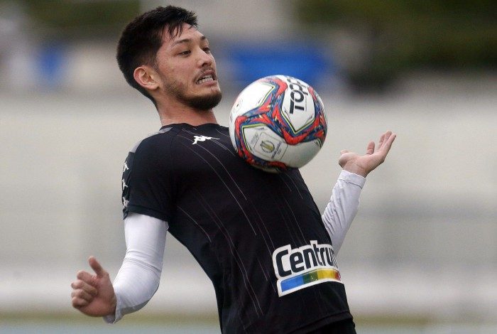Botafogo quer colar no líder como Oyama cola a bola no peito