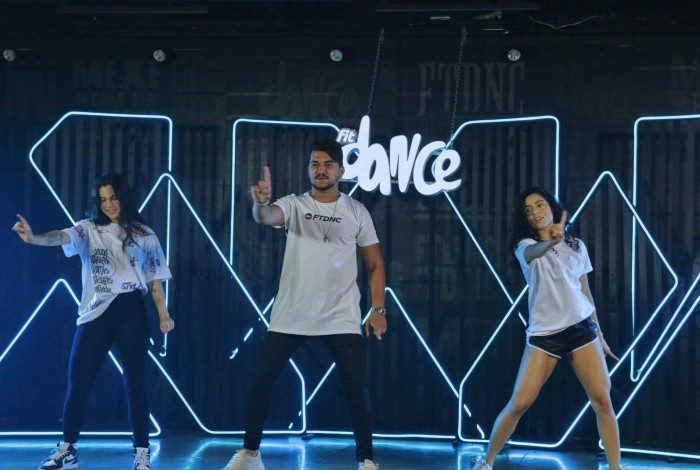 'Amor de Rede Social' é o mais novo single do grupo Fit Dance 