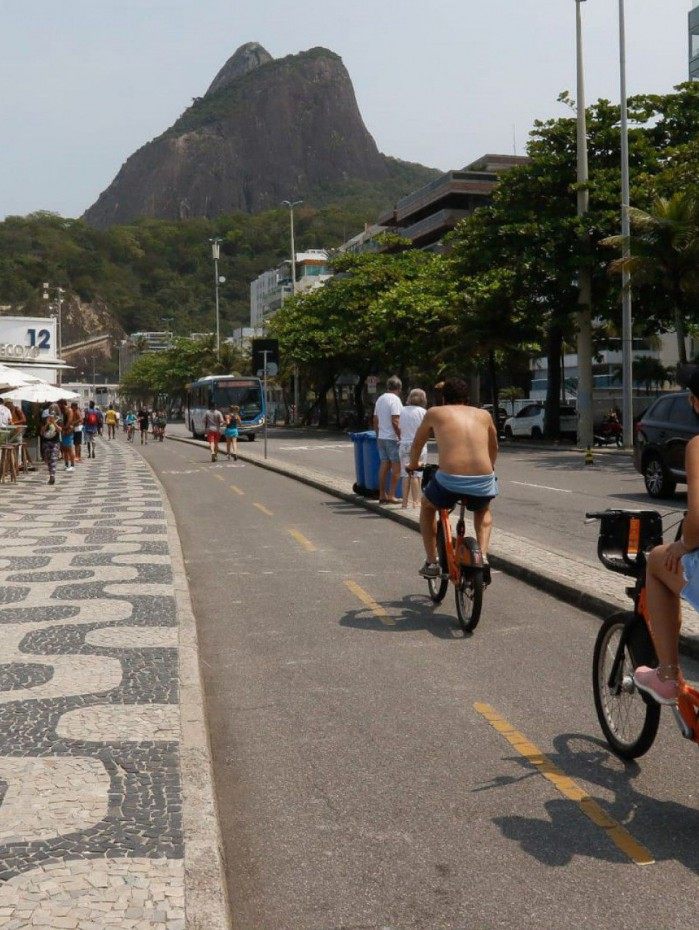 Cariocas praticam atividades f&iacute;sicas na orla do Leblon, na Zona Sul do Rio