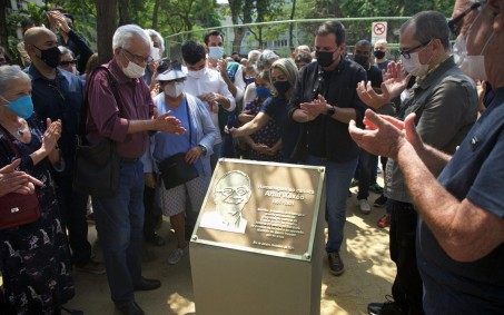 Uma semana após inauguração, placa em homenagem a Artur Xexéo tem os parafusos furtados