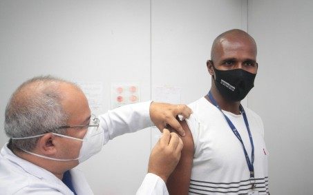 Nova Iguaçu é o primeiro município do Rio a aplicar dose de reforço em profissionais da saúde