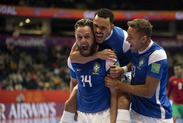 Abraçado pelos companheiros, Rodrigo foi o herói da classificação do Brasil para a semifinal do Mundial da Lituânia