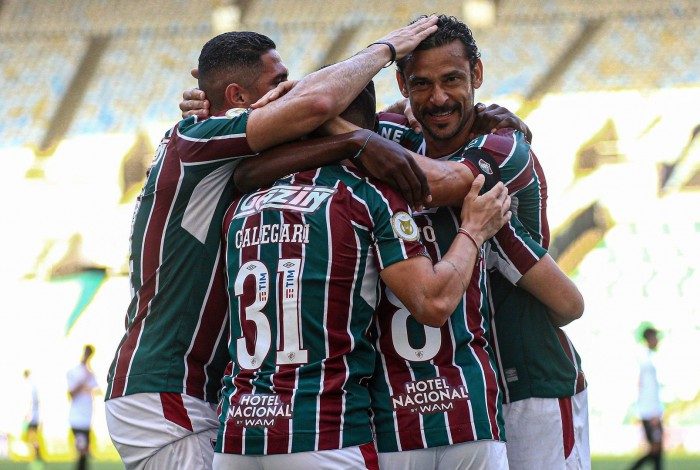 Fred e companheiros festejam após gol histórico no Brasileirão