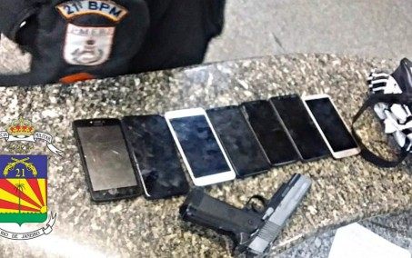 PM recupera sete celulares e prende dupla que praticava roubos no Centro de Meriti
