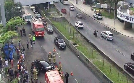 Acidente entre dois carros deixa três pessoas feridas na Autoestrada Lagoa-Barra
