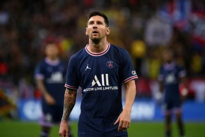 Messi e mais três jogadores do PSG testam positivo para covid-19