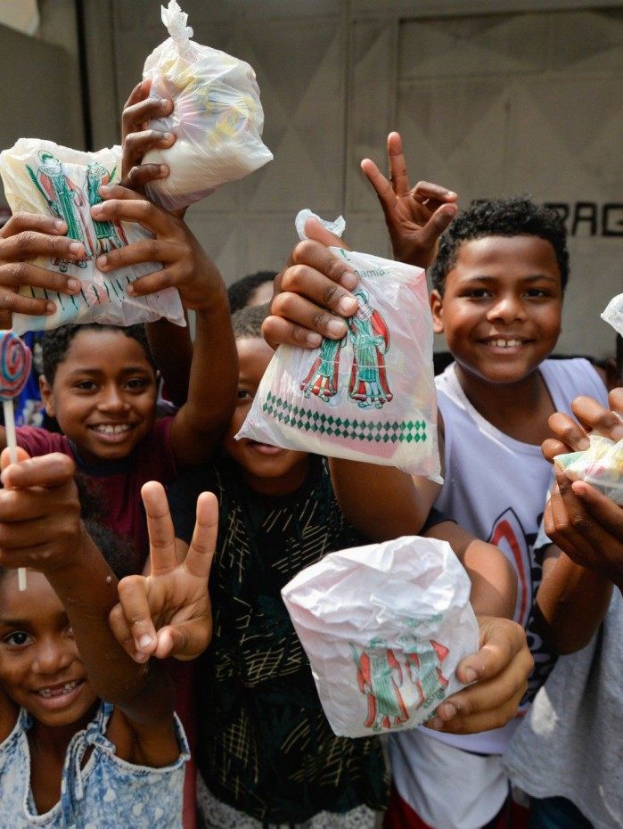 Os grupos n&atilde;o usam de viol&ecirc;ncia na abordagem, mas o ass&eacute;dio despertou temor nas crian&ccedil;as.