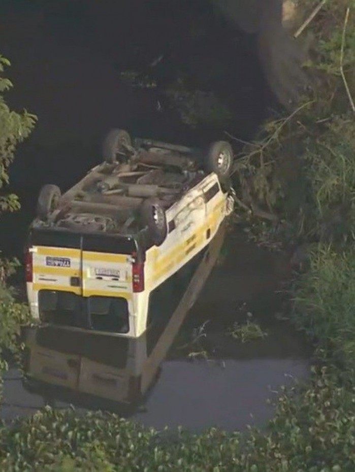 Van caiu na Ponte Branca, em Santa Cruz