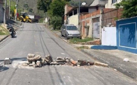 Polícia Militar derruba barricadas do tráfico em Nova Iguaçu