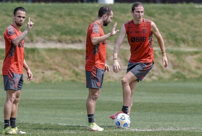 Os canhotos Everton Ribeiro e Filipe Luís fazem os últimos ajustes para a decisão de hoje à noite