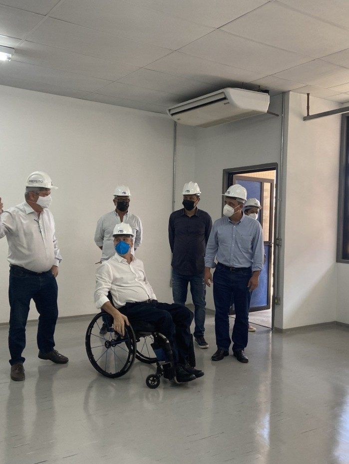 O prefeito de Niter&oacute;i, Axel Grael, acompanhado do reitor Antonio Claudio e do deputado Waldeck Carneiro, vistoriou as obras do novo pr&eacute;dio.