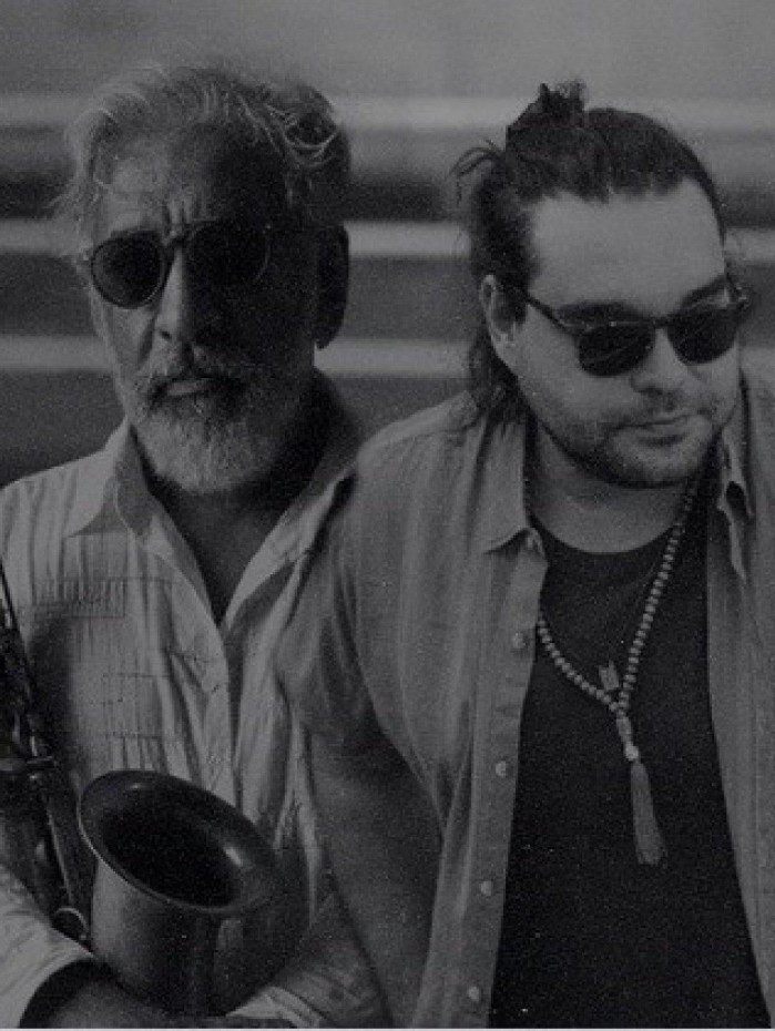 O cantor e compositor Lucas Felix e o m&uacute;sico Letieres Leite misturam romantismo com levadas mais agitadas no single "Corda bamba".