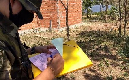 Guarda Ambiental de Nova Iguaçu interdita construção irregular