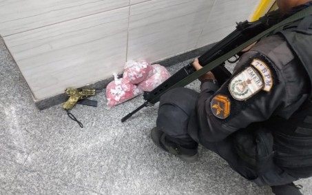 Três criminosos acusados de roubo na RJ-104 são presos em comunidade de São Gonçalo