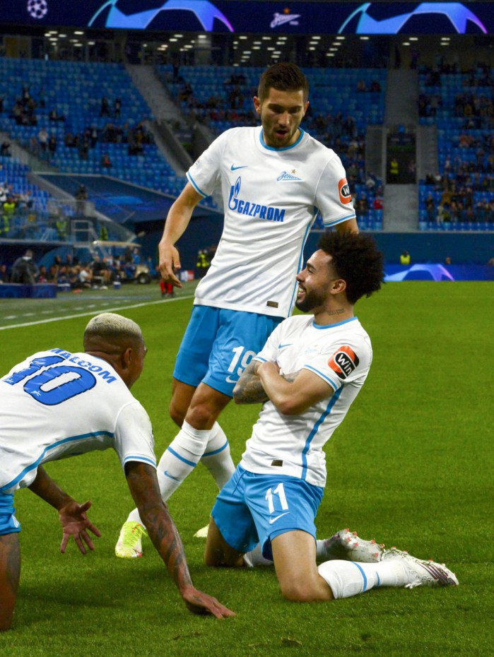 Claudinho &eacute; cercado pelos companheiros e capricha na pose para comemorar o primeiro gol pelo Zenit