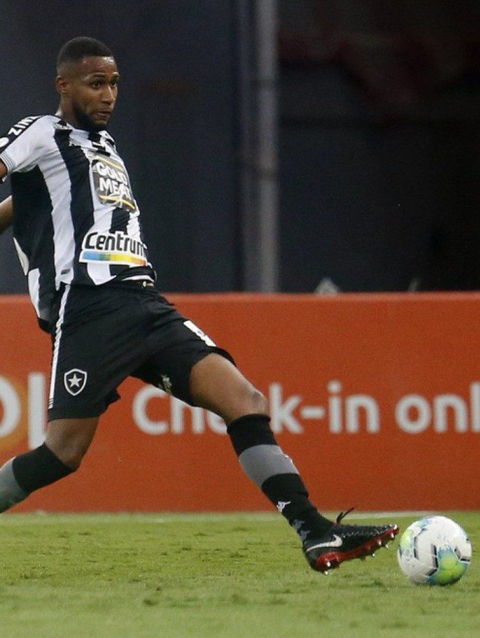 Zagueiro Helerson, ex-Botafogo, cobra o clube carioca na Justiça por R$ 199 mil em direitos trabalhistas - Foto: Vitor Silva/Botafogo