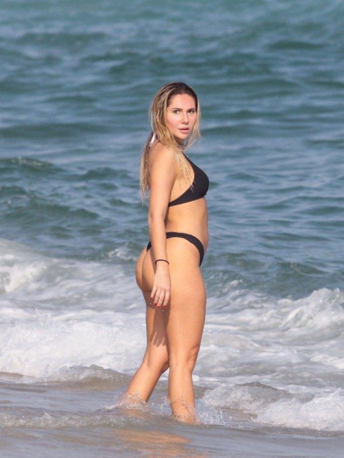 Carol Portaluppi curte dia de sol na Praia da Ipanema, na Zona Sul do Rio