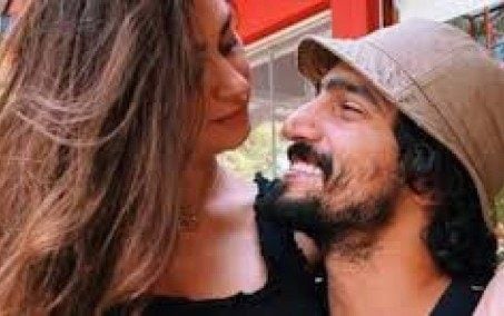 Grávida, Thaila Ayala posta clique apaixonado com Renato Goés