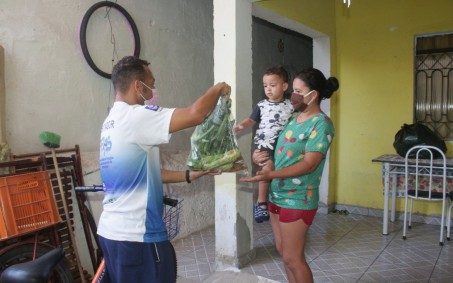 Famílias de Nova Iguaçu recebem alimentos no programa 'Cesta Verde'