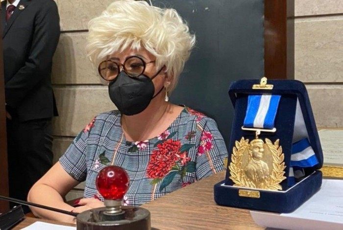 A atriz recebeu a medalha Chiquinha Gonzaga por reconhecimento de sua atuação artística! 