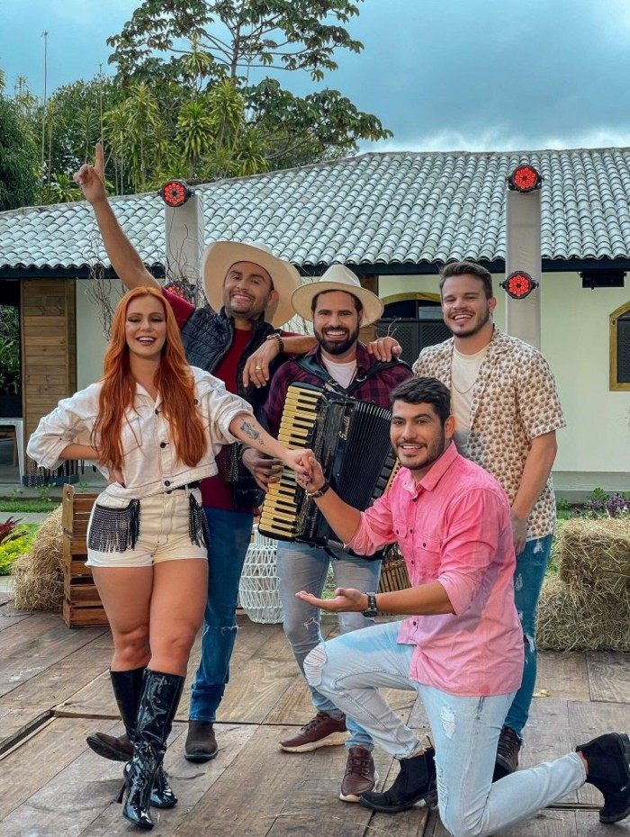 Mirela Janis e Yugnir posam ao lado dos cantores Mano Walter, Renno e Matheus Fernandes durante a gravação do clipe de 