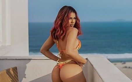 Sapequinha! Lexa exibe o bumbum na nuca em foto de biquíni