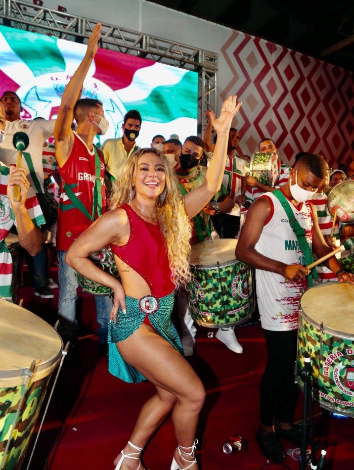 Paolla Oliveira e mais famosos na escolha de samba-enredo da Acad&ecirc;micos do Grande Rio, na quadra da agremia&ccedil;&atilde;o, na noite desta quinta-feira