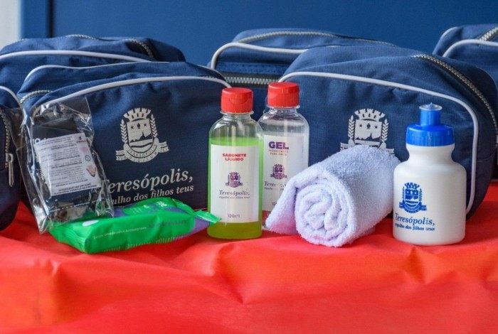 Kits contém uma necessaire com garrafinha, toalha de mão, álcool em gel, sabonete líquido e lenços umedecidos

