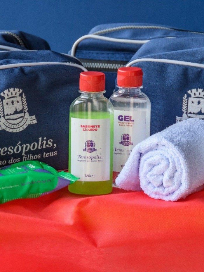 Kits contém uma necessaire com garrafinha, toalha de mão, álcool em gel, sabonete líquido e lenços umedecidos

