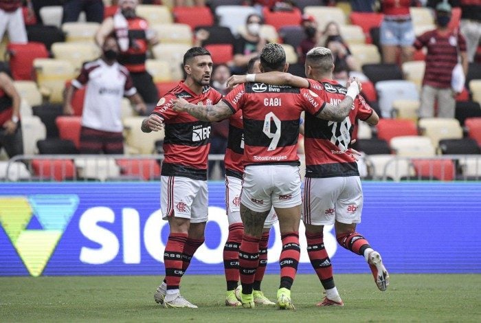 Arrascaeta, Gabigol e Andreas Pereira abraçam Everton Ribeiro