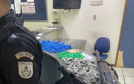 Trio é preso com armas e drogas após confronto com a PM em Rio das Ostras; um deles possui 11 anotações criminais