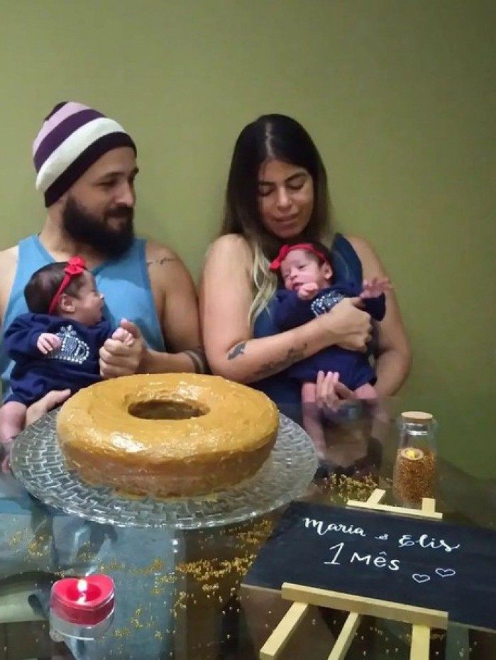 Raquel Pacheco, ex-Bruna Surfistinha, comemora o primeiro m&ecirc;s de vida das filhas