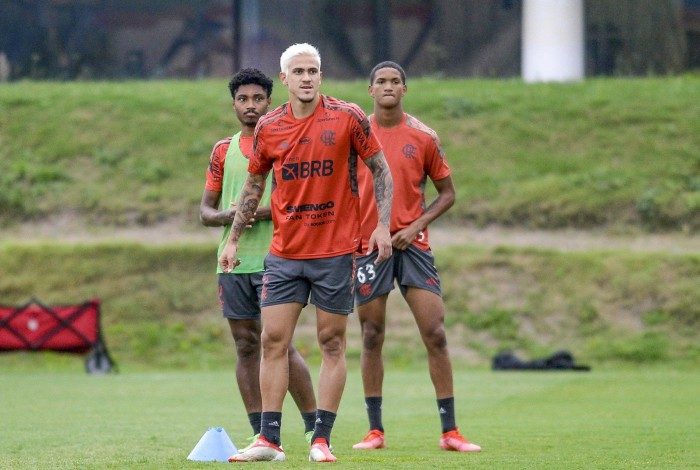 Pedro e Vitinho serão titulares do Fla na partida de hoje à noite