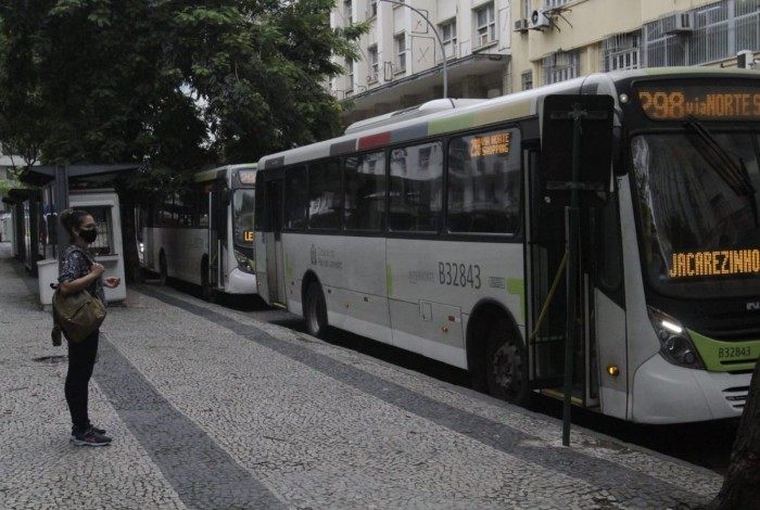 Paula Souza, de 48 anos, costuma usar a linha 298 para ir ao trabalho, mas vinha tendo dificuldades pela falta de ônibus