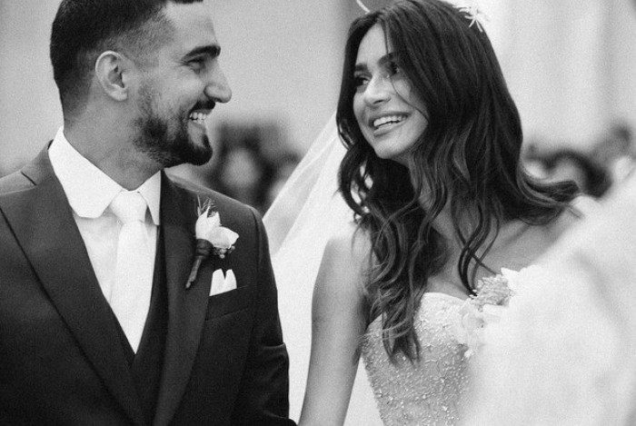 Thaila Ayala comemora dois anos de casamento com Renato G&oacute;es